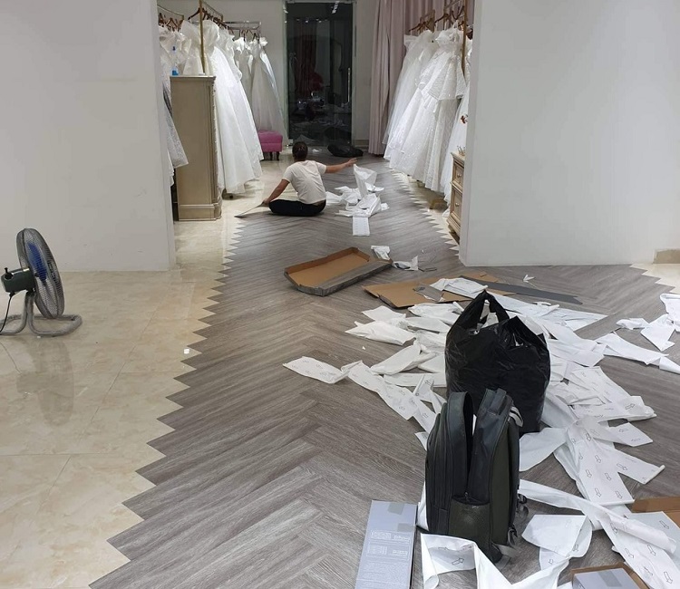 Công trình sàn Vinyl đẹp lắp cửa hàng Áo cưới