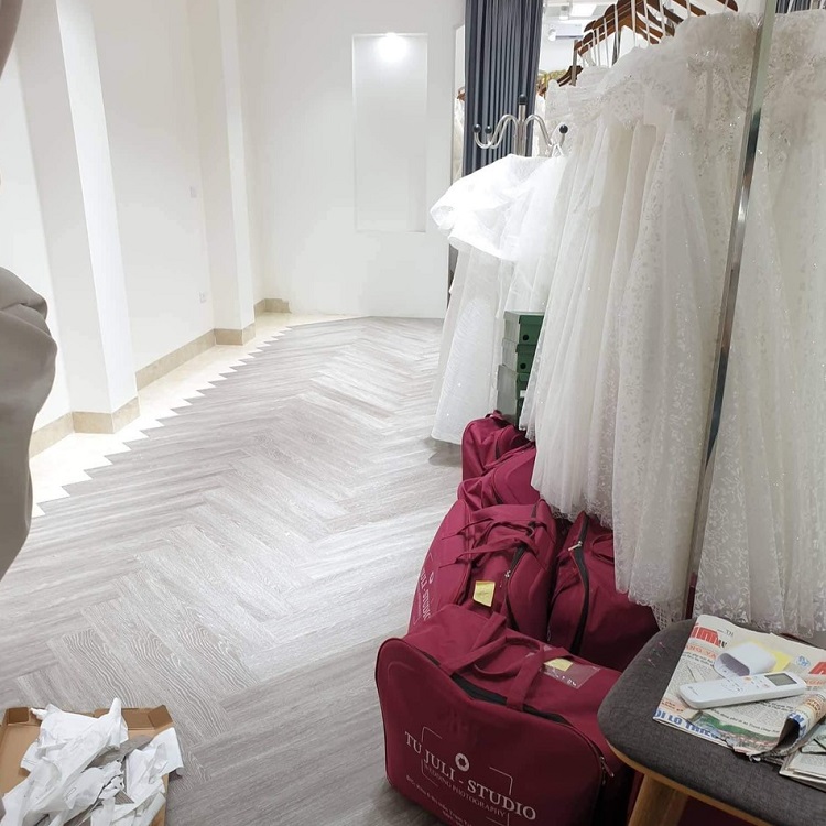Công trình sàn nhựa Vinyl lắp showroom cửa hàng thời trang Áo cưới