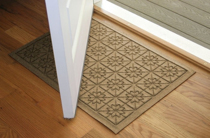 Đặt tấm thảm trước cửa ra vào khi lắp đặt sàn nhựa Aimaru