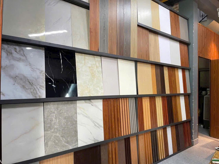 Có nên dùng tấm nhựa ốp tường cho phòng khách không