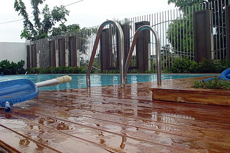 Tại sao nên sử dụng gỗ nhựa ngoài trời lát sàn bể bơi