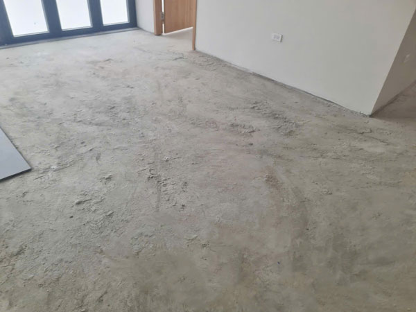 Không nên lát sàn nhựa SPC hèm khoá khi nền không phẳng