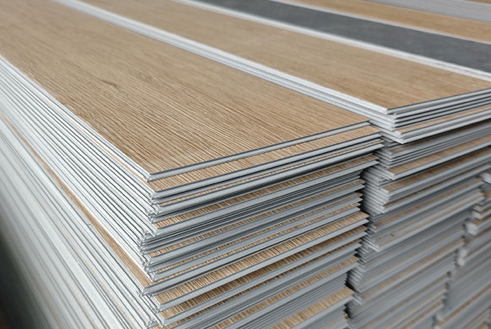 Các yếu tố ảnh hưởng đến độ bền màu của sàn SPC giả gỗ