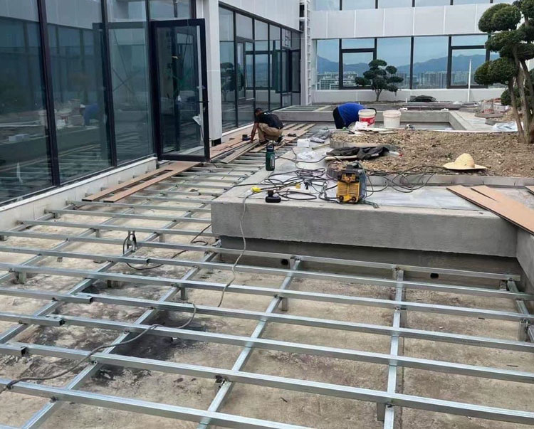 Khung sắt mạ kẽm thi công sàn gỗ nhựa ngoài trời