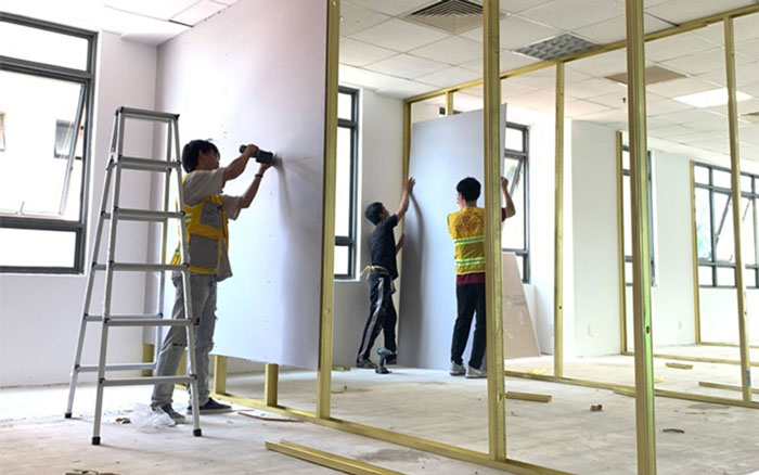 So sánh ưu nhược điểm giữa vách ngăn nhựa và vách thạch cao