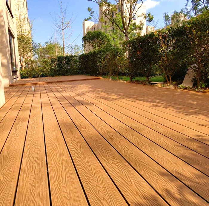 So sánh sàn gỗ nhựa ngoài trời Việt Nam và nhập khẩu