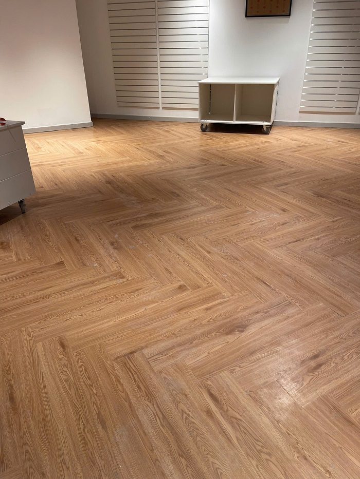 Công trình thi công sàn nhựa vinyl dán keo 2mm tại Vincom Mega Mall Royal City