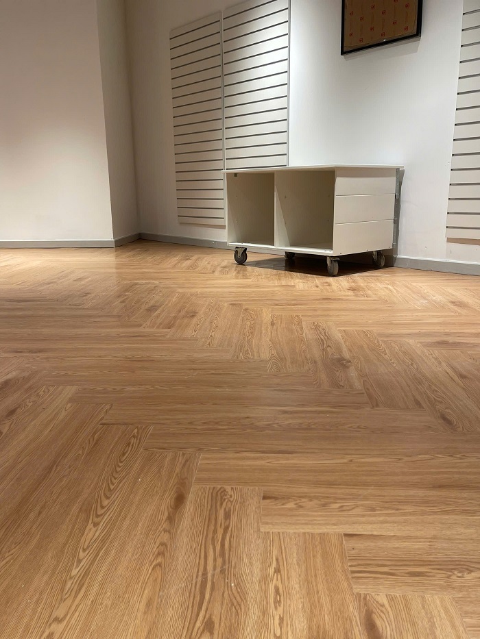 Công trình thi công sàn nhựa vinyl dán keo 2mm tại Vincom Mega Mall Royal City