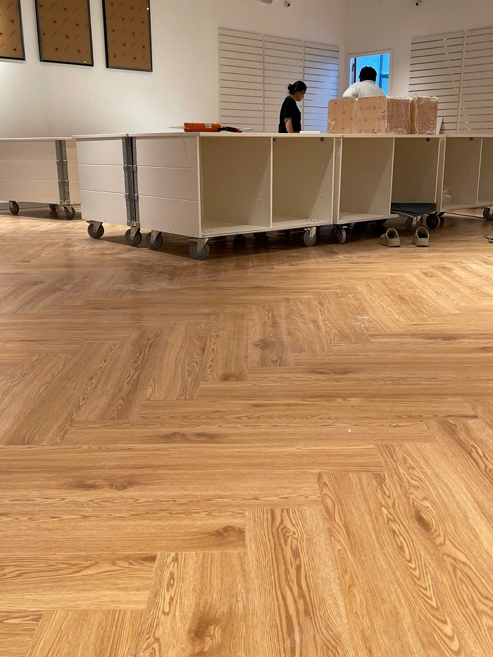 Công trình thi công sàn nhựa vinyl dán keo 2mm tại Vincom Mega Mall Royal City