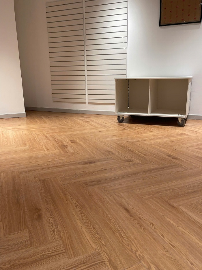 Công trình thi công sàn nhựa vinyl dán keo 2mm tại Vincom Mega Mall Royal City