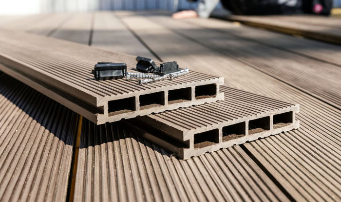 Sàn gỗ nhựa ngoài trời có trơn trượt khi trời mưa không?