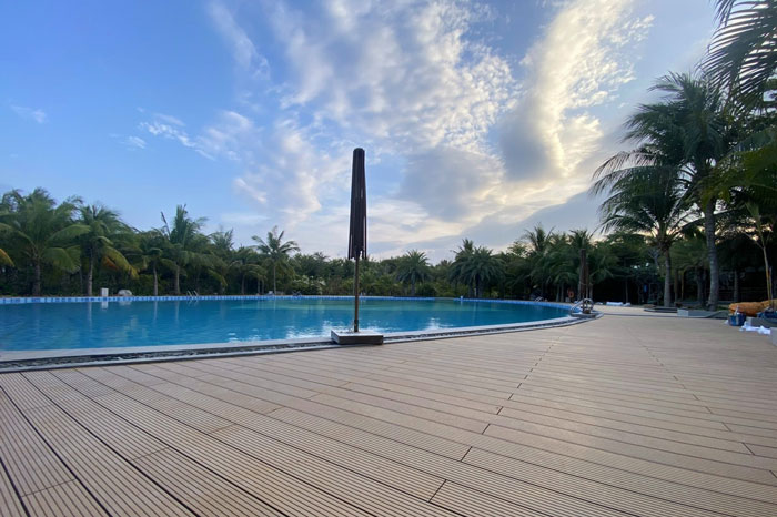 Sàn gỗ nhựa ngoài trời có trơn trượt khi trời mưa không?