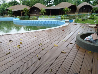 Sàn gỗ nhựa ngoài trời có bị trơn trượt khi trời mưa không