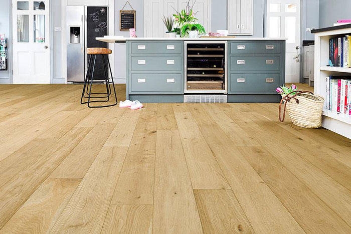 Người mệnh Kim nên chọn sàn gỗ, sàn nhựa màu vàng nhạt – vàng kem