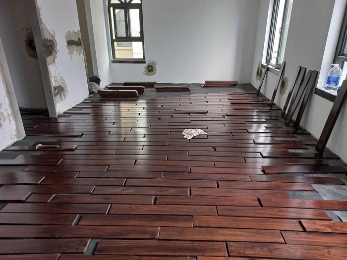 Giá công lắp đặt sàn gỗ tự nhiên