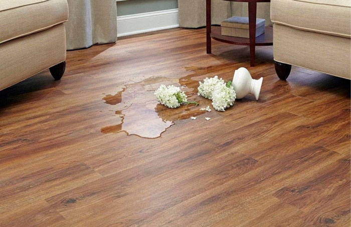 Khả năng chịu nước – chống ẩm sàn gỗ Inovar và Robina