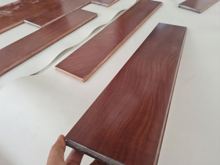 Kiểm tra độ hoàn thiện sàn gỗ tự nhiên