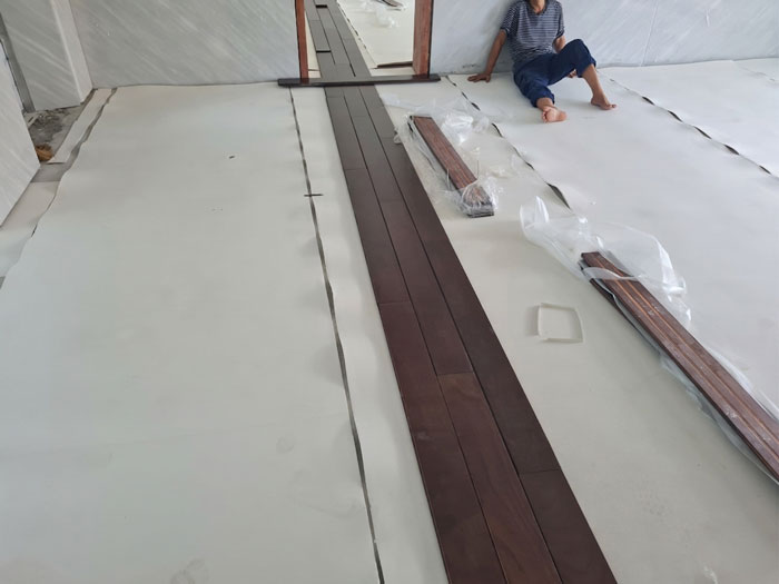 Trải xốp chống ẩm trước khi lát sàn gỗ tự nhiên