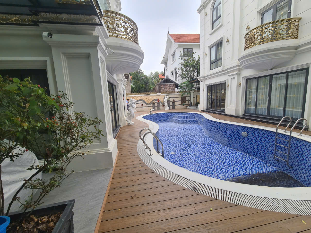 Công trình sàn gỗ nhựa ngoài trời hồ bơi tại biệt thự tại Mê Lĩnh - Vĩnh Phúc