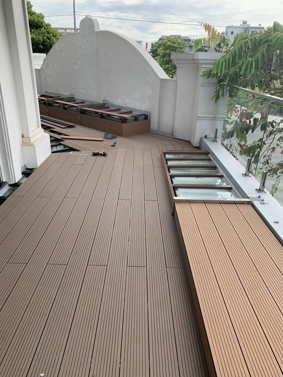 Công trình thi công sàn gỗ nhựa ngoài trời cho ban công biệt thự cao cấp tại Nguyên Khê, Đông Anh, Hà Nội
