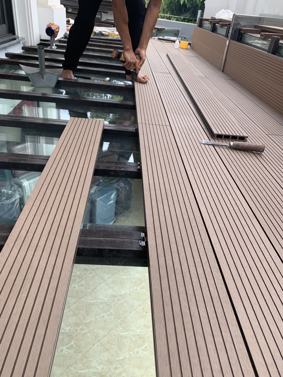 Công trình thi công sàn gỗ nhựa ngoài trời cho ban công biệt thự cao cấp tại Nguyên Khê, Đông Anh, Hà Nội