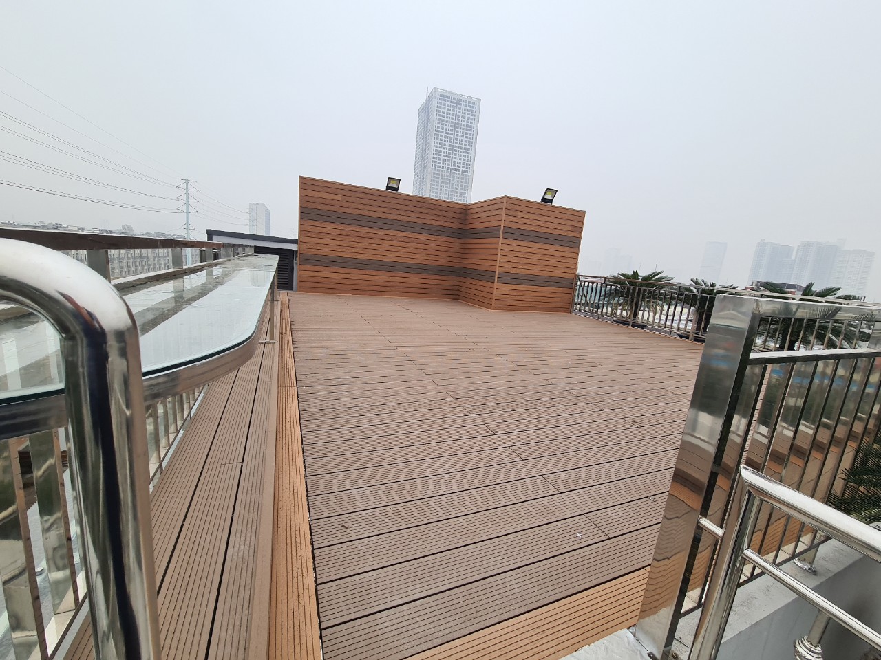 Công trình sàn gỗ nhựa ngoài trời Tecwood lát sân thượng tại Him Lam Vạn Phúc