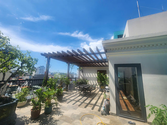 Giàn hoa gỗ nhựa ngoài trời sân thượng