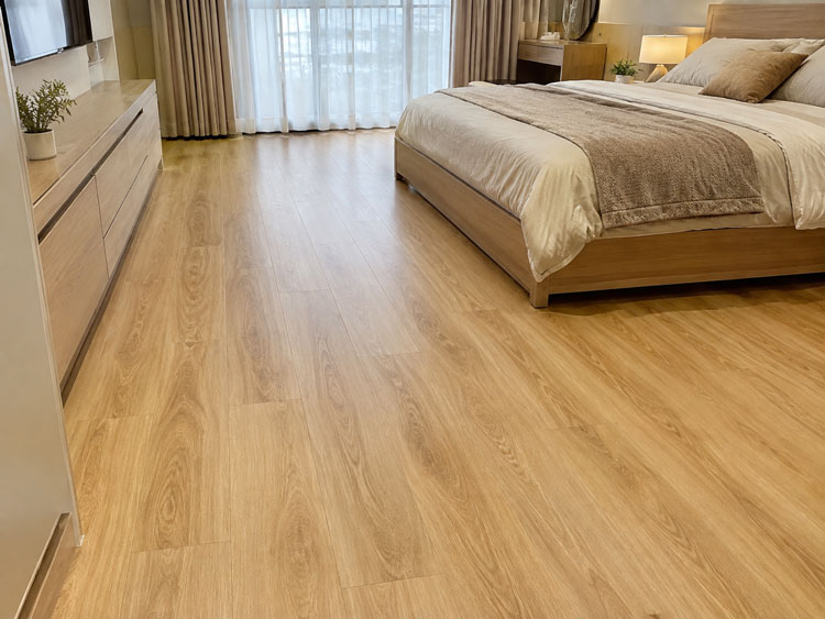 Mẫu sàn SPC vân gỗ tông màu vàng sồi lắp đặt phòng ngủ